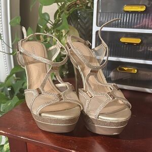 Gianni Bini Gold Platform Sandals Elegant Strappy Design